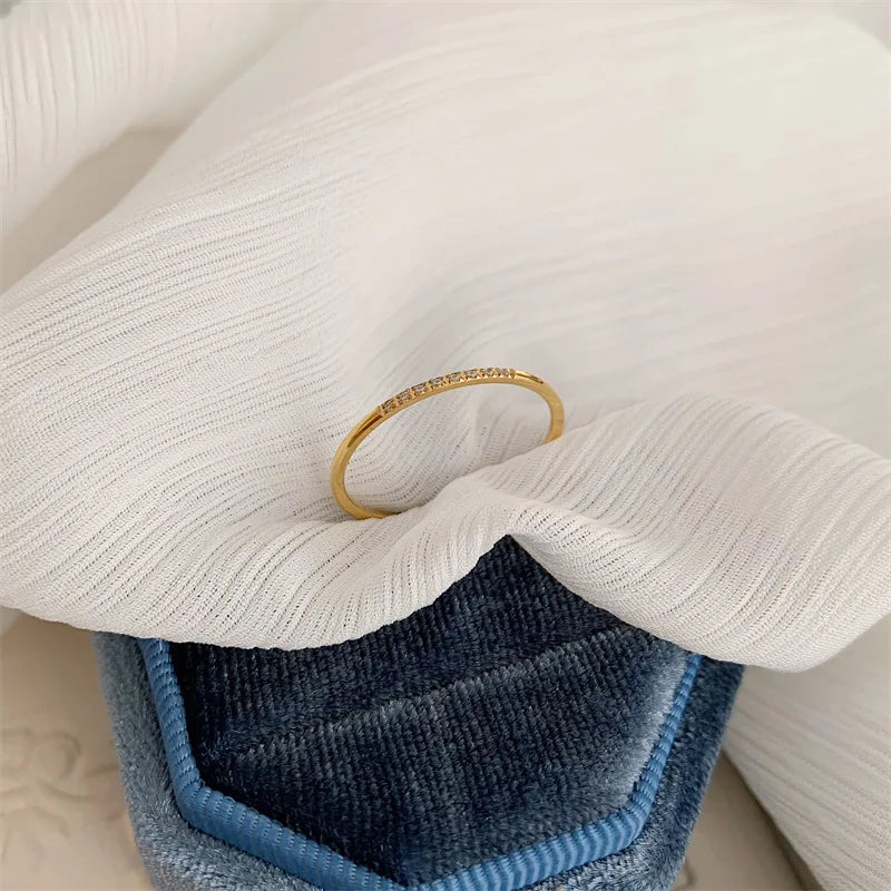 Milena – Cienki pierścionek z cyrkonią