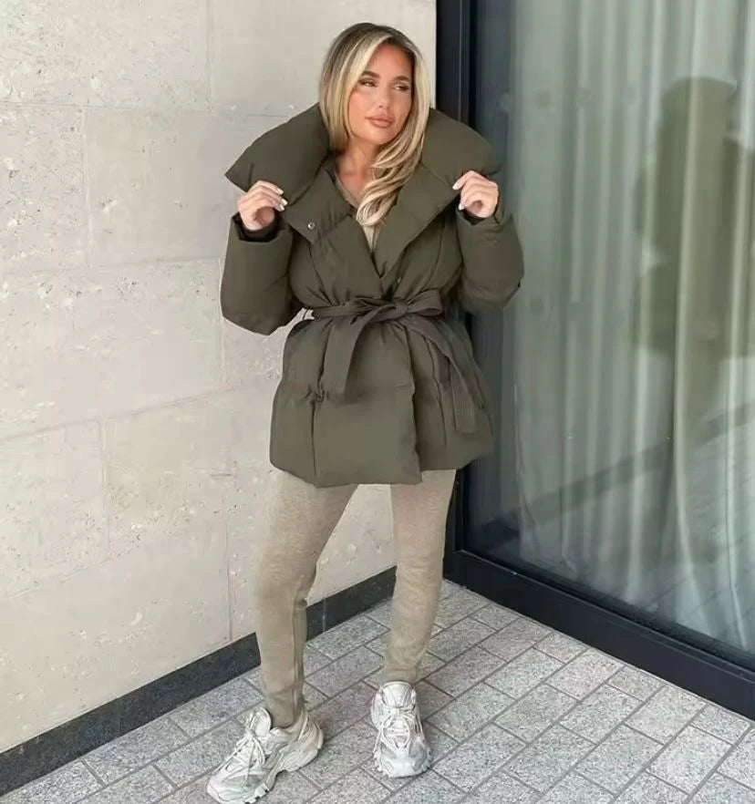 Milena – Krótka Pikowana Kurtka Z Paskiem