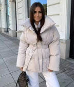 Milena – Krótka Pikowana Kurtka Z Paskiem